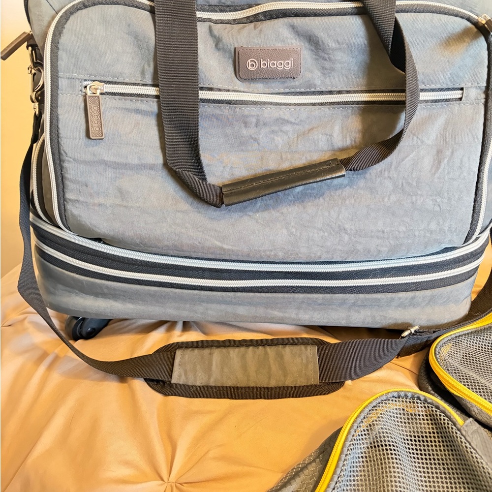 Biaggi-Gray Travel Bag with Zip cubes 3 pack. Only used a couple of times.